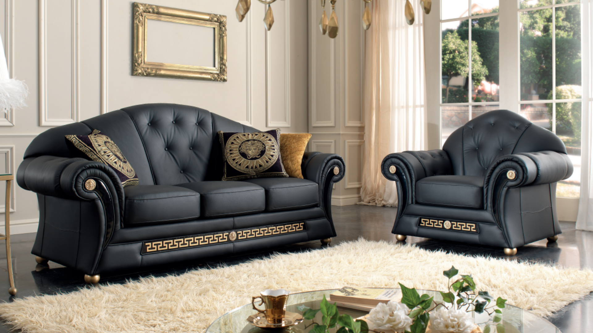 74 PRESTIGE Exclusieve Klassiek Leren Versace Medusa Bank - Klassıeke bankstellen - Woiss Meubels Stijlvol Inrichten voor Luxe Interieur