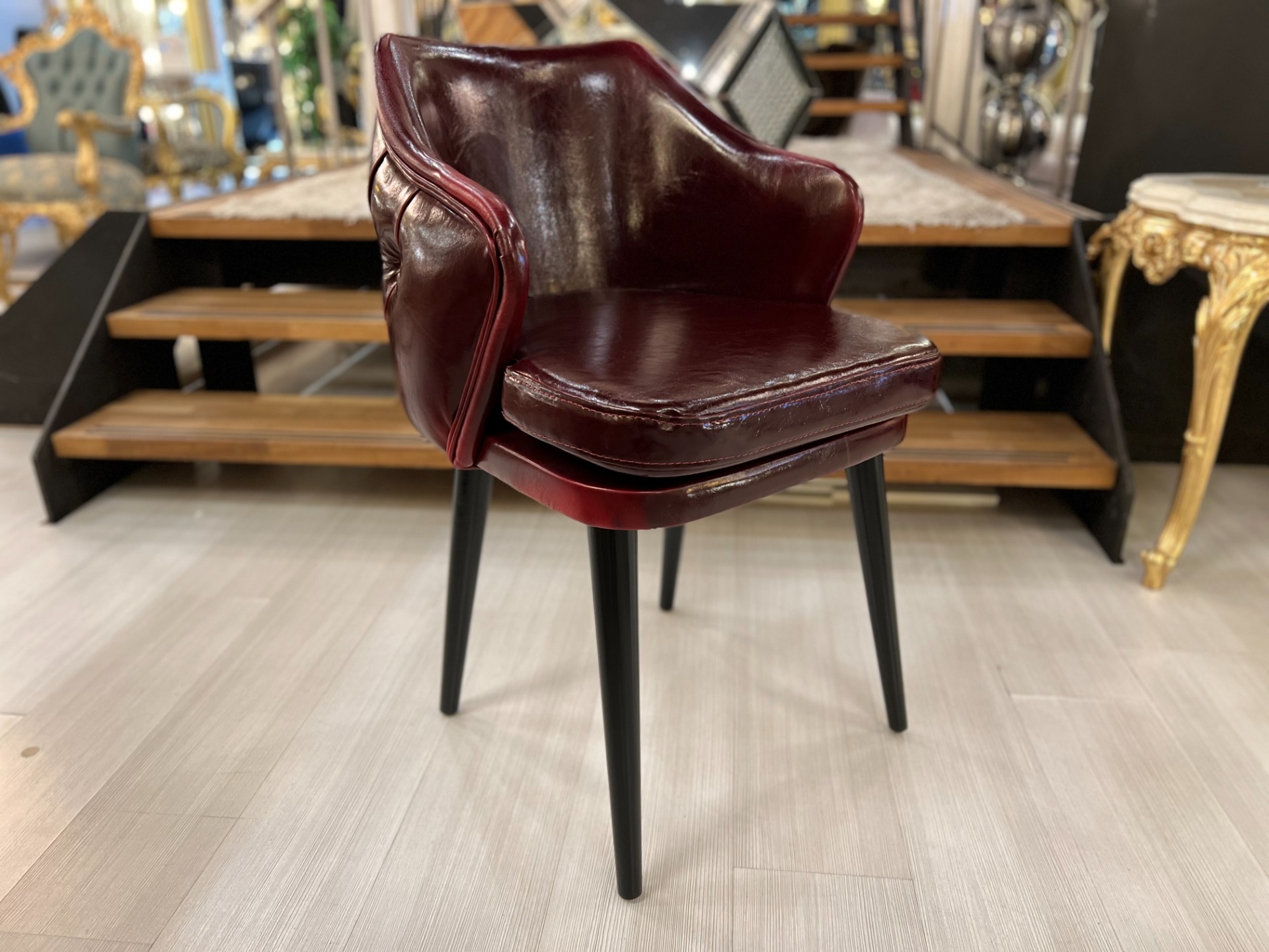 overhandigen Temerity Nauw UIT SHOWROOM Luxe Rode Leren Chesterfield Stoel - Outlet/showmodellen -  Woiss Meubels | Stijlvol Inrichten voor Luxe Interieur