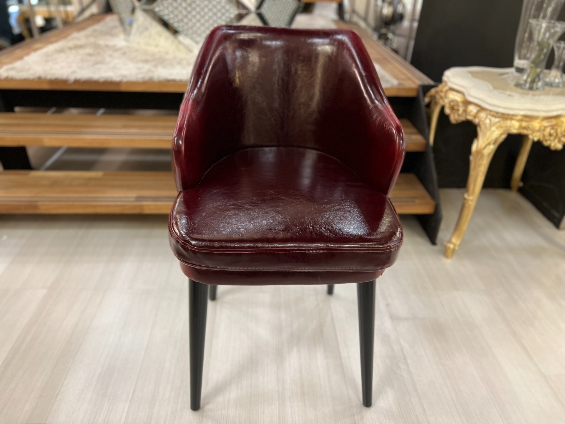 Jaar Riet een vuurtje stoken UIT SHOWROOM Luxe Rode Leren Chesterfield Stoel - Outlet - Woiss Meubels |  Stijlvol Inrichten voor Luxe Interieur